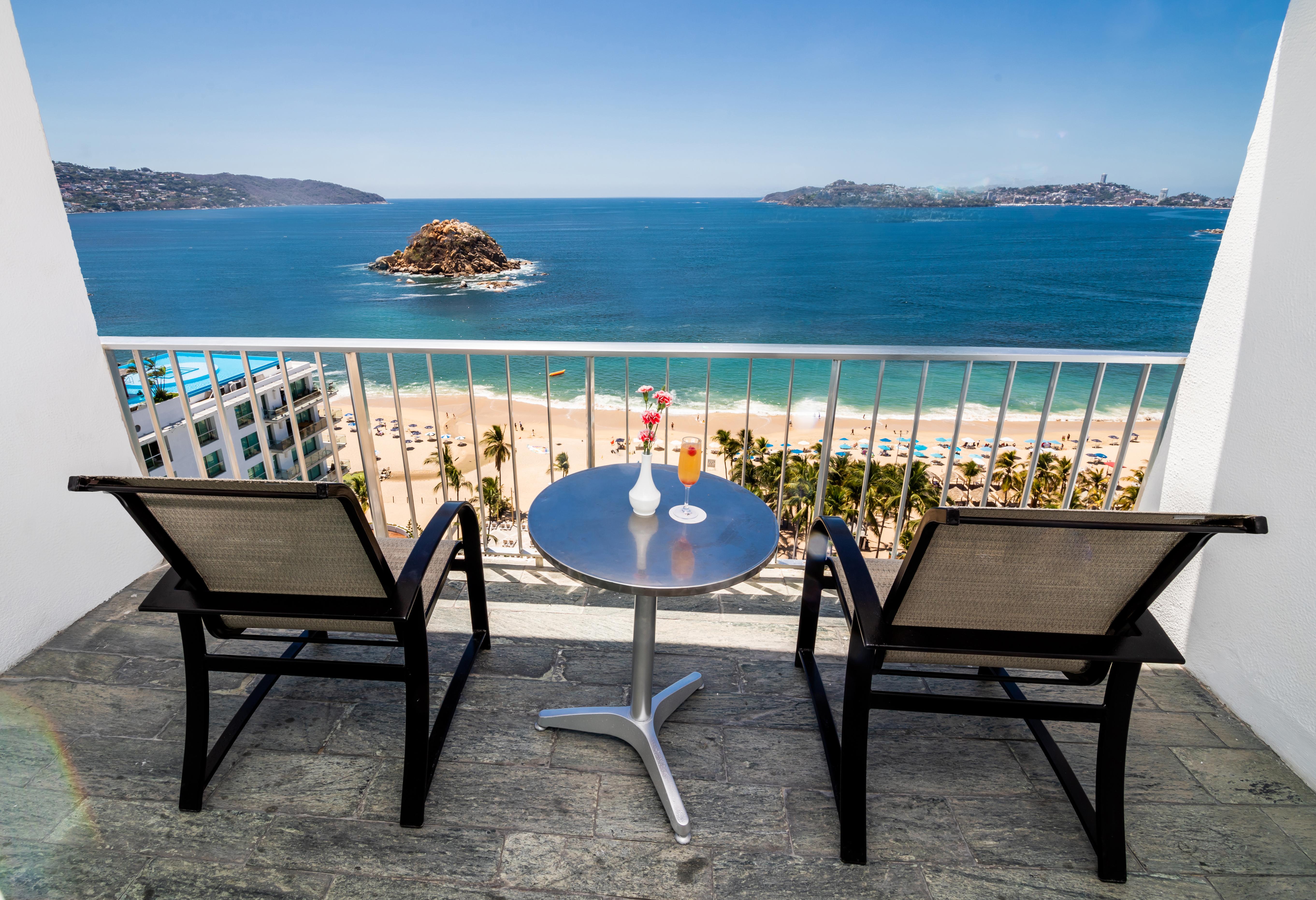 Emporio Acapulco Hotell Eksteriør bilde View from a balcony
