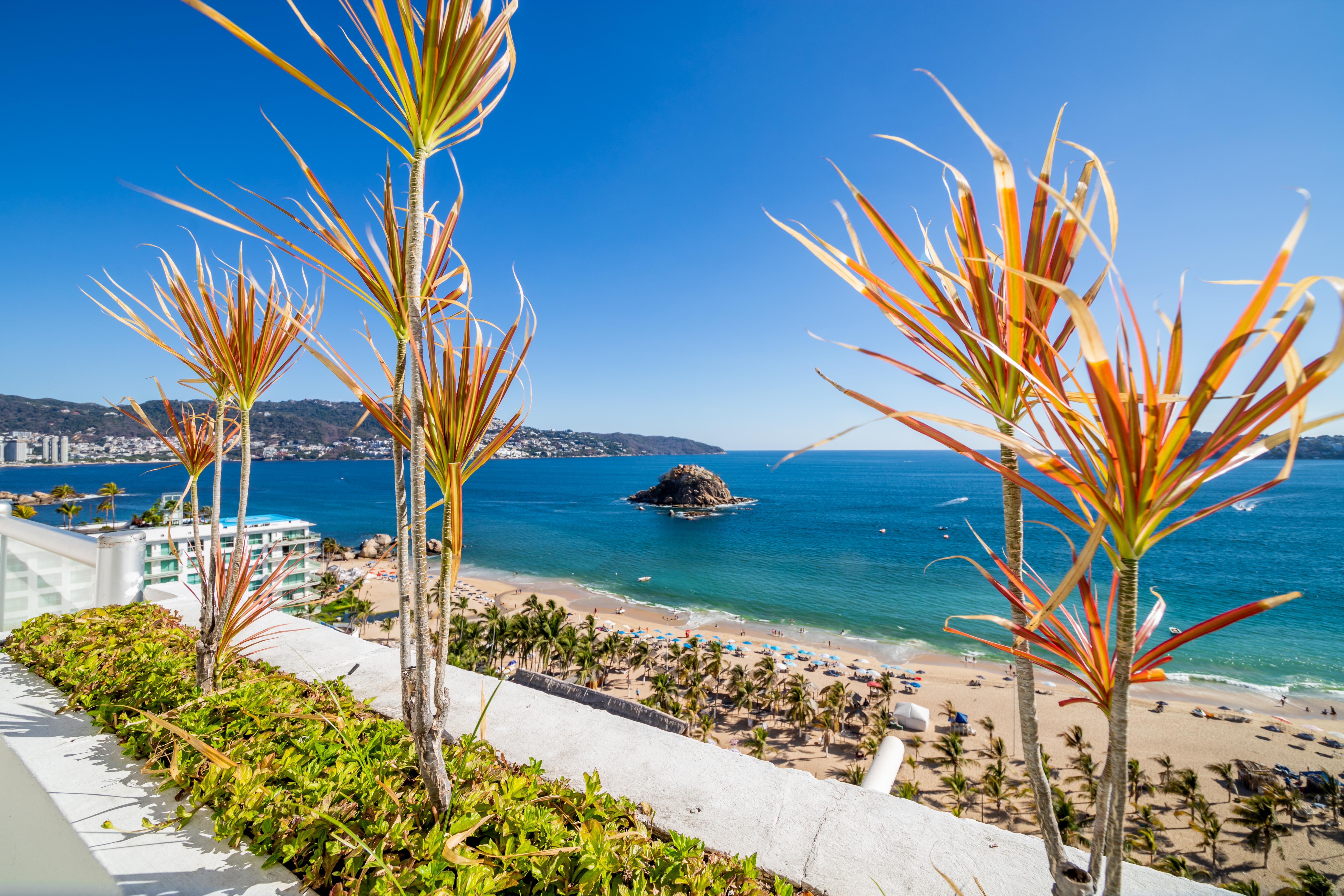Emporio Acapulco Hotell Eksteriør bilde View of the beach from the hotel